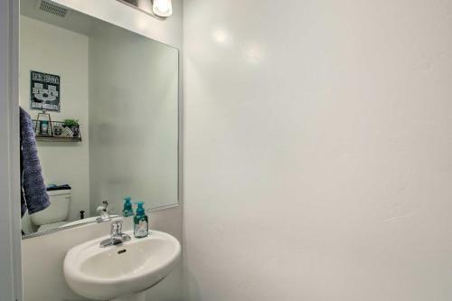 Stunning Providence Townhome About 4 Mi To Usu!