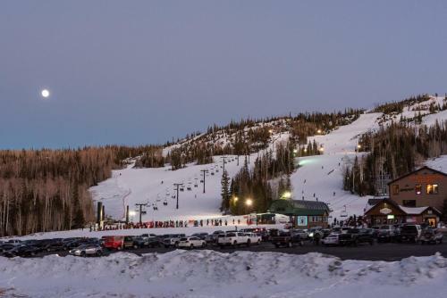 Hostal Bhv L6 - Across From Ski Resort Wi-fi Fireplace Smart Tvs