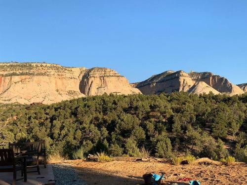 Skyfall Cabin. Stunning Views, Hot Tub, Minutes From Zion