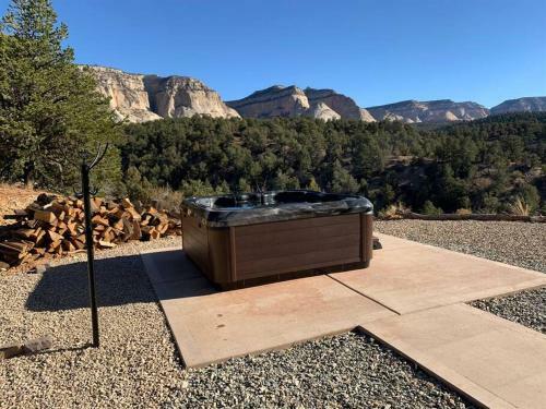 Skyfall Cabin. Stunning Views, Hot Tub, Minutes From Zion
