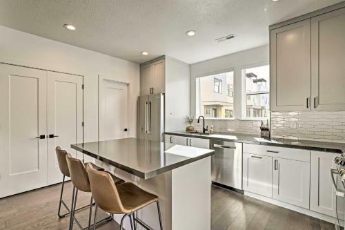 Apartamento Modern And Walkable Escape With Rooftop Mtn Views