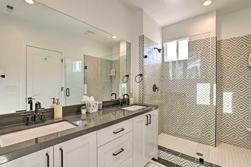 Apartamento Modern And Walkable Escape With Rooftop Mtn Views
