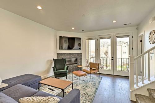 Apartamento Modern And Walkable Escape With Rooftop Mtn Views