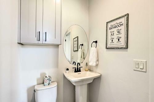 Apartamento Modern And Walkable Escape With Rooftop Mtn Views