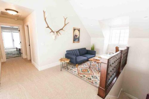 *spacious, Modern Mountain Vacation Home!*
