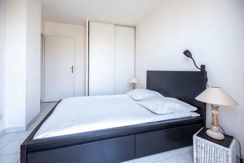 Bright Apartment With Terrace In Marseille