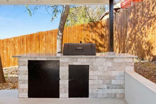 Cyc Mega House With Bbq Gazebo