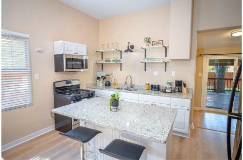3 Br1 Ba Remodeled Home Near Downtown