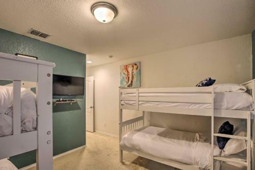 Pet-friendly Getaway With Yard About 4 Mi To Seaworld!
