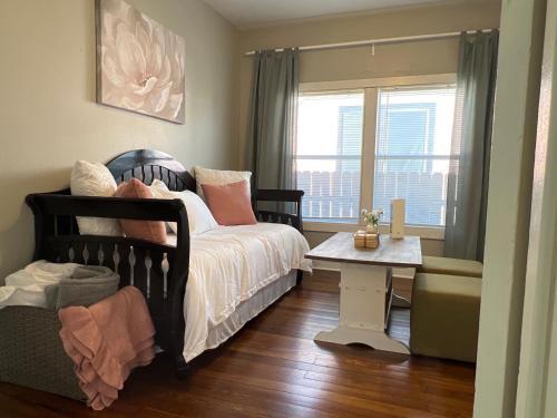 Cozy Downtown Home 2 Miles From Riverwalk Sleeps 7