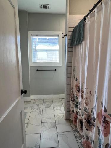 Cozy Downtown Home 2 Miles From Riverwalk Sleeps 7