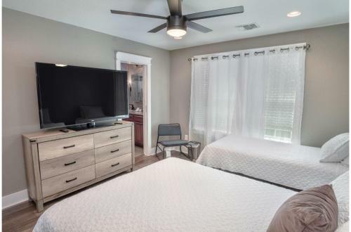 Lovely 3 Br Home Only 9 Minutes From Downtown