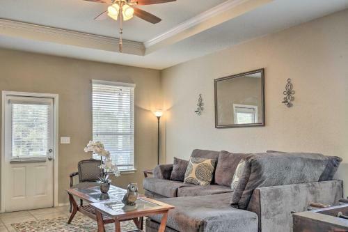 San Antonio Abode Near Golf, Shops And Dining!