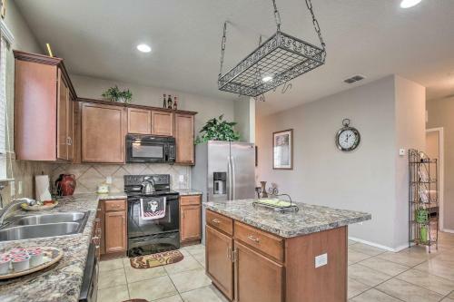 San Antonio Abode Near Golf, Shops And Dining!