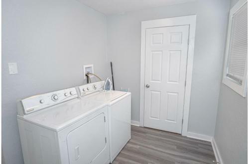 Wonderful 3 Br 2 Ba Near Downtown