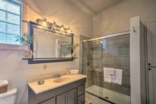 San Antonio Home 1 Mi To Alamo And River Walk!
