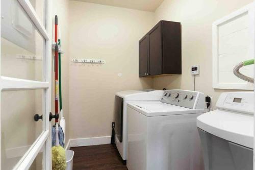 Two Houses Riverwalk Room For All Private Pool