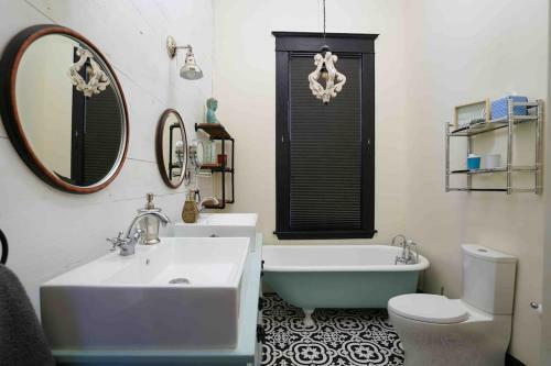 Private Pool Luxury Historic Home Gourmet Kitchen