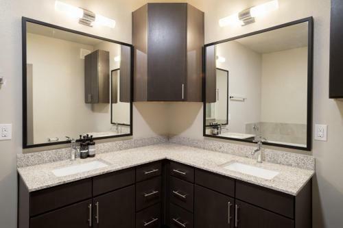 Wanderjaunt - Modern Stone Oak Apartments