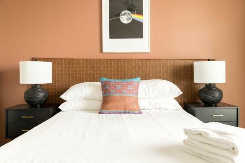 Wanderjaunt - Modern Stone Oak Apartments