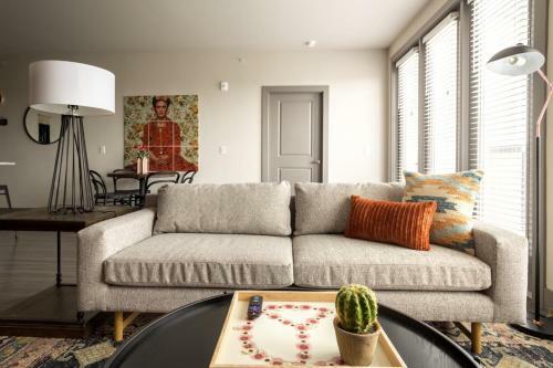 Wanderjaunt - Modern Stone Oak Apartments