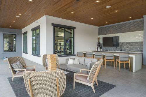 Wanderjaunt - Modern Stone Oak Apartments