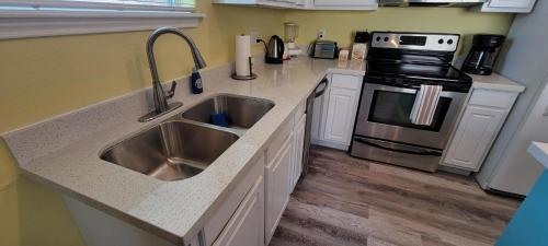 Brand New Inside With Fun Pool - San Francisco Unit 6 Home