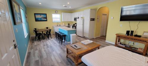 Brand New Inside With Fun Pool - San Francisco Unit 6 Home