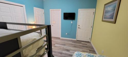 Brand New Inside With Fun Pool - San Francisco Unit 6 Home