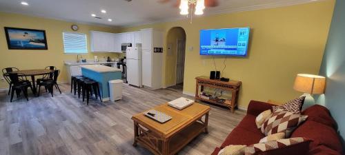 Brand New Inside With Fun Pool - San Francisco Unit 6 Home