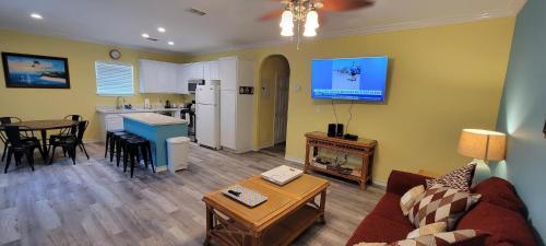 Brand New Inside With Fun Pool - San Francisco Unit 6 Home