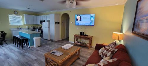 Brand New Inside With Fun Pool - San Francisco Unit 6 Home