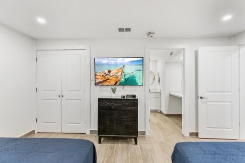 Fully Renovated Condo Steps From The Beach With Ocean View Balcony