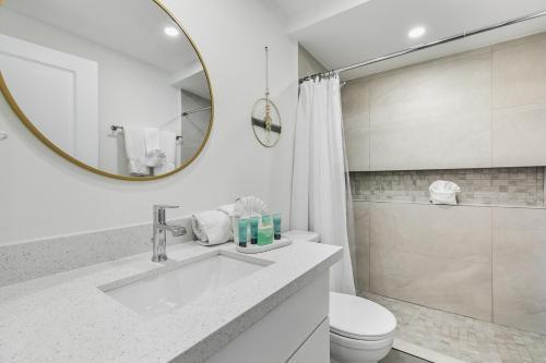 Fully Renovated Condo Steps From The Beach With Ocean View Balcony
