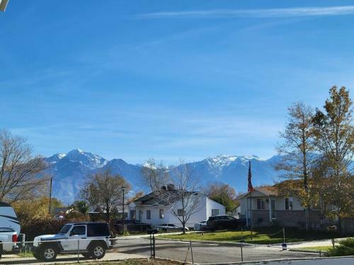 Slc Retreat! 2bd/1ba, Big Yard . Best Location.