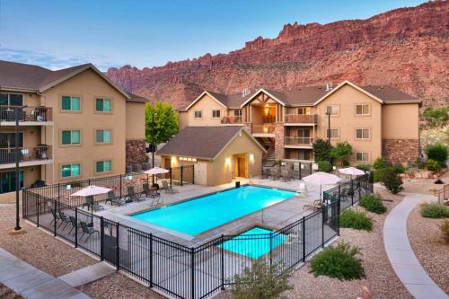 Apartamento 6h Spacious Redcliff Condo, Pool & Hot Tub