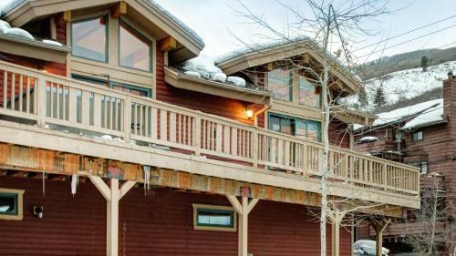 Main Street Lookout Townhouse