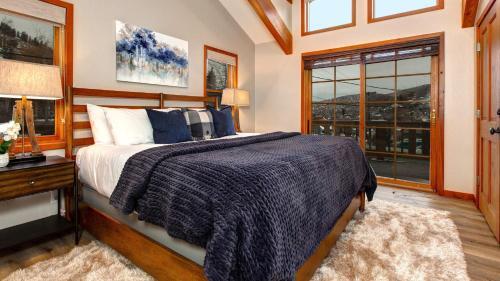Main Street Lookout Townhouse