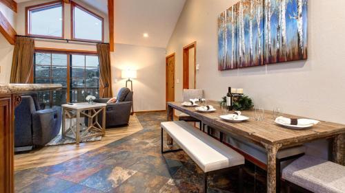 Main Street Lookout Townhouse