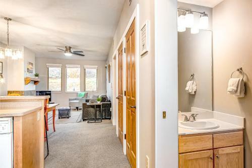 Cozy Crestview Condo