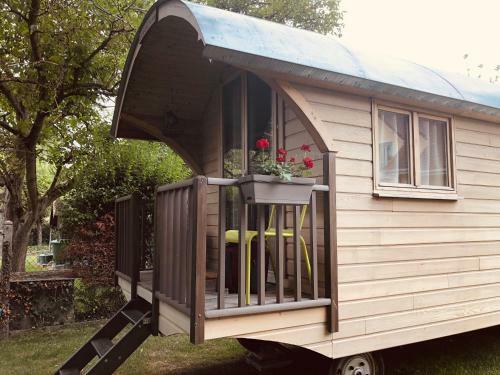 Hostal Millygite Chalet-on-wheels By The River