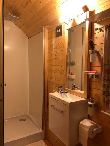 Hostal Millygite Chalet-on-wheels By The River