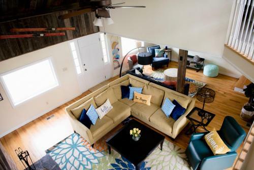 Stunning Lake Front! Modern+chic+cosy Pet Friendly