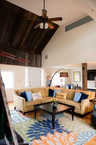 Stunning Lake Front! Modern+chic+cosy Pet Friendly