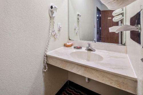 Motel Brass Bell Inn And Suites