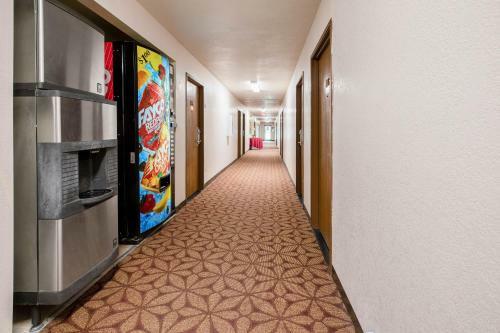 Motel Brass Bell Inn And Suites