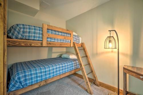 Elegant Mtn Chalet With Deck 1 Mi To Mt Snow!