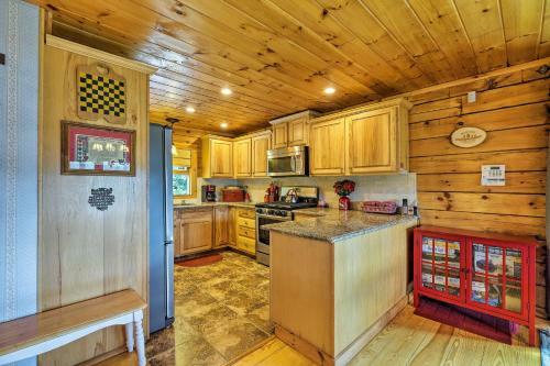 Jacksonville Cabin With Wraparound Deck And Views