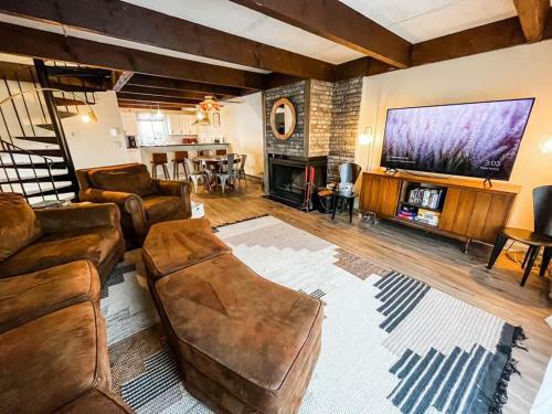 Apartamento Pet Friendly, Updated 3 Bed / 1.5 Bath Condo W/ Fireplace & Patio