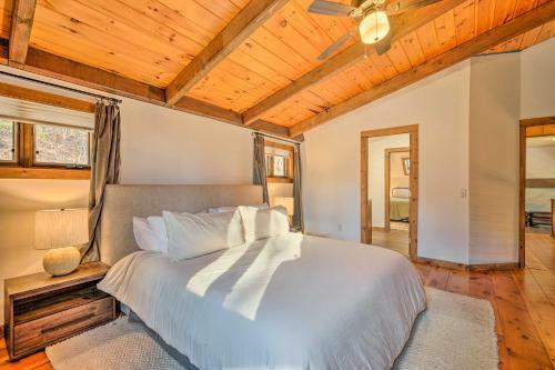 2-acre Ski Chalet With Deck 8 Mi To Mt Snow!